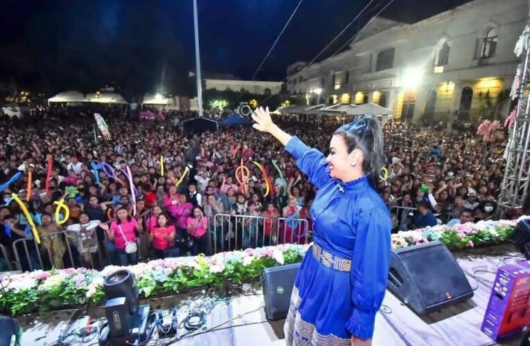 Celebra la presidenta de Chilpancingo, Norma Otilia Hernández con más de 16 mil personas el Día de las Madres