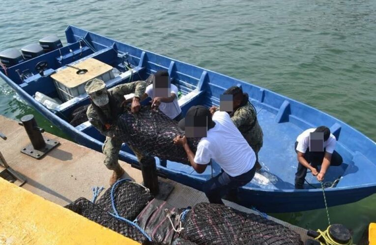 Captura la Marina embarcación con 4 sujetos y más de 1000 kg de cocaína, frente a las costas de Acapulco!