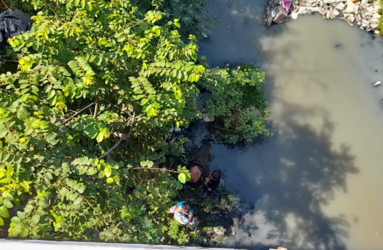 Sobre el río de La Sábana, en Acapulco, localizan a persona torturada y ejecutada envuelta en sabana.