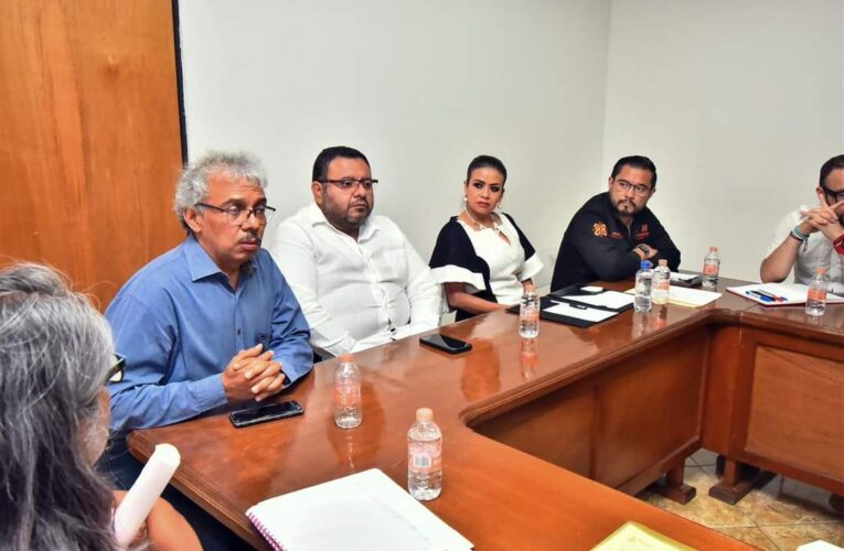 Se reúne con funcionarios estatales y afectados por desgajamiento de cerro, la alcaldesa de Chilpancingo, Norma Otilia Hernández.