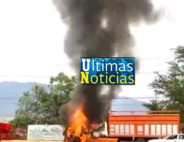 Sicarios armados y encapuchados incendian un camión en Iguala.
