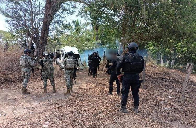 SE ENFRENTAN CIVILES ARMADOS CONTRA POLICIA ESTATAL Y MARINOS EN BARRIOS VIEJO, EN #Zihuatanejo, LOGRAN HUIR A PIE ⚠️  * Corporaciones de seguridad aseguran camioneta tras el intercambio de balas con los civiles.  Zihuatanejo, Gro., 14 de Junio del 2023 .- Civiles armados se enfrentaron en las inmediaciones de San José Ixtapa (Barrió Viejo), luego durante la intervención de las corporaciones de seguridad aseguraron una camioneta con cartuchos para fusiles de asalto.  De acuerdo con la información obtenida, fue la tarde de este miércoles cuando reportaron detonaciones en la referida comunidad, por lo que al acudir el personal de la Policía Estatal, Ejército Mexicano y Marina se toparon con una Jeep tipo Nitro, color blanco, por lo que inició en el intercambio de balas con civiles que portaban armas largas.  Tras la refriega, los hombres armados lograron escapar al introducirse a la maleza, por lo que abandonaron la Jeep y en el interior también cartuchos útiles para armas largas y cortas, así como cartuchos ya percutidos.  El área fue acordonada por las autoridades, luego procedieron a retirar la Jeep y todo lo asegurado para consignarlo ante la Fiscalía General del Estado (FGE).