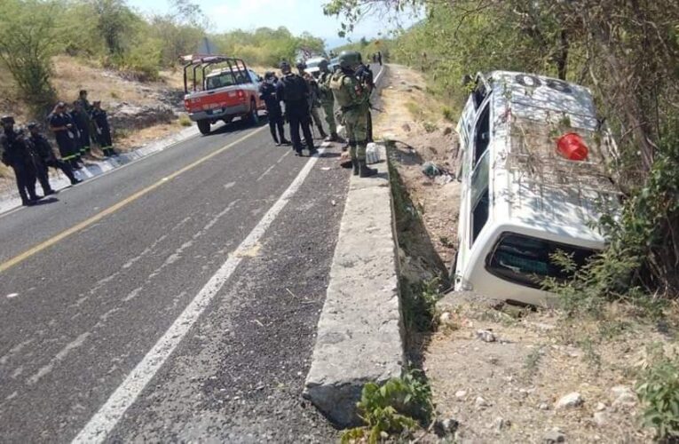 Un muerto y 8 heridos durante trágica volcadura de una urban.