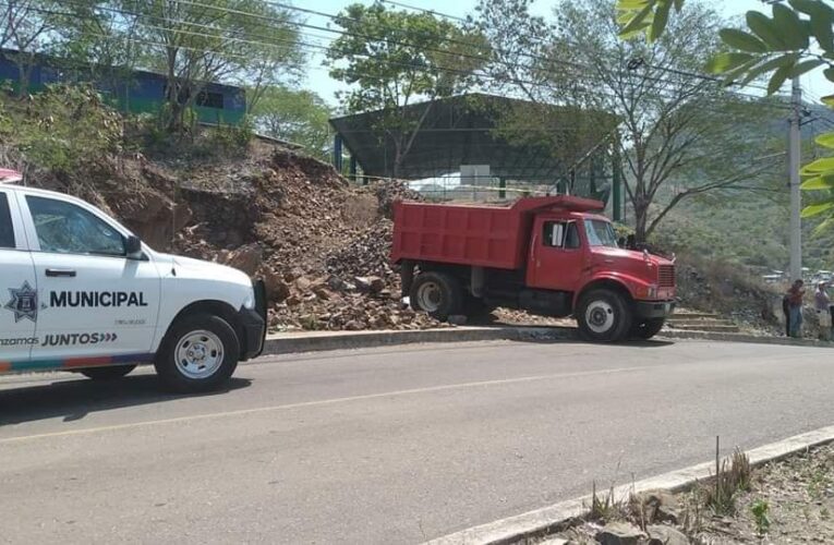Le cayó la tapa de un camión de volteo en la cabeza , tuvo una muerte instantánea.