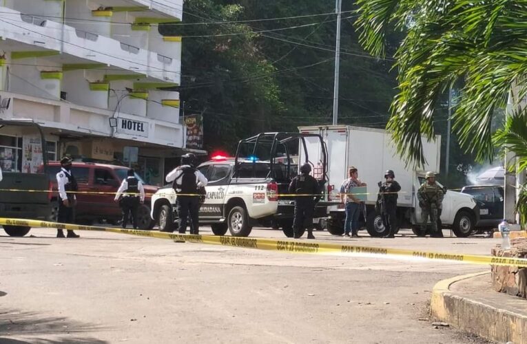 Ejecutan a motociclista en plena costera de Acapulco.