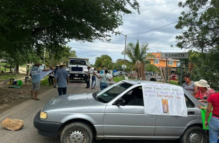 BLOQUEAN LA CARRETERA TECOANAPA-TIERRA COLORADA, PIDEN LA APARICIÓN CON VIDA , DE CONOCIDO LUGAREÑO!!