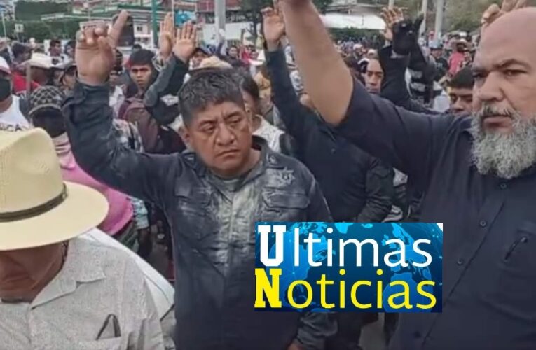 Continúan secuestrados policías y funcionarios del gobierno, por manifestantes que causaron terror y pánico en Chilpancingo!!