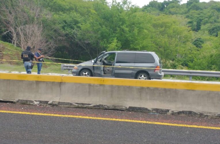 Ejecutan agente del ministerio público, en el viaducto diamante, en Acapulco.