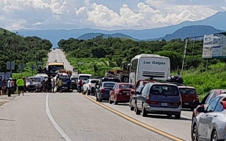 BLOQUEO EN CARRETERA FEDERAL  ACAPULCO-ZIHUATANEJO. POR FALTA DE ELECTRICIDAD!!