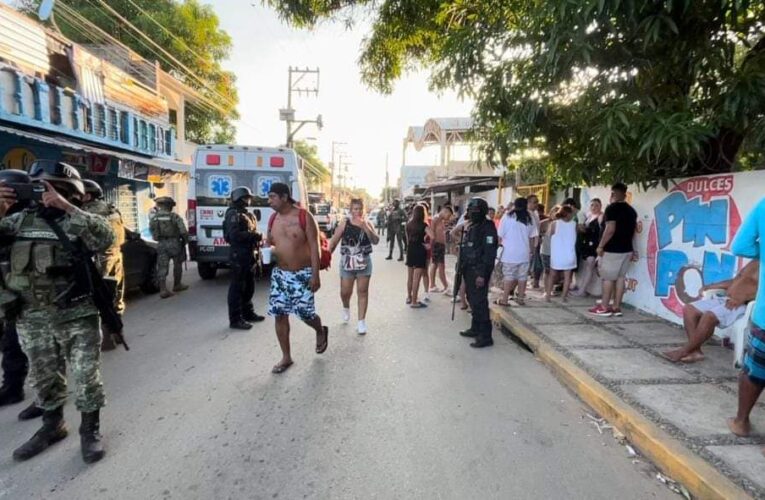 Riña entre turistas y restauranteros en Acapulco!!