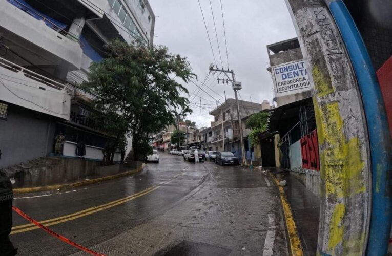 Violento ataque armado, a un sitio de taxis en Acapulco; deja una persona fallecida y un herido.