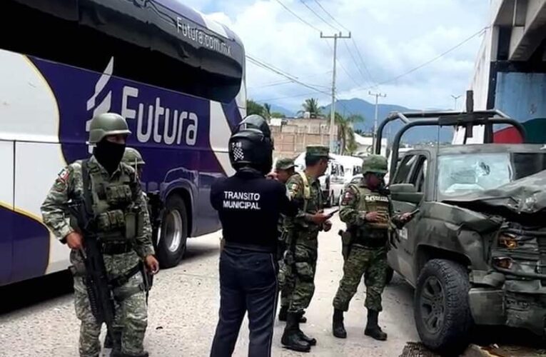 Choque entre un autobús y un vehículo de militares el saldo: 1 herido.