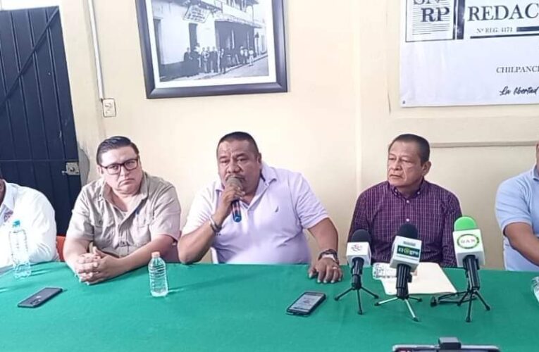 Obliga el gobierno a sindicatos validar contratos, pero no cumple demandas de trabajadores.