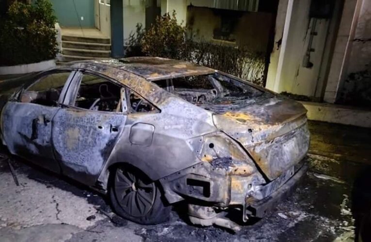 Presuntos delincuentes incendian dos vehículos en Acapulco!!