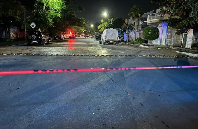 𝐄𝐣𝐞𝐜𝐮𝐭𝐚𝐧 𝐚 𝐣𝐨𝐯𝐞𝐧 𝐞𝐧 𝐏𝐥𝐚𝐲𝐚 𝐝𝐞𝐥 𝐂𝐚𝐫𝐦𝐞𝐧