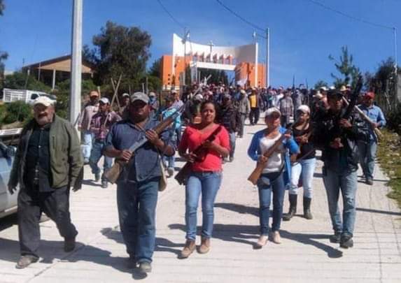 𝐀𝐝𝐯𝐢𝐞𝐫𝐭𝐞𝐧 𝐜𝐨𝐧 𝐥𝐞𝐯𝐚𝐧𝐭𝐚𝐫𝐬𝐞 𝐞𝐧 𝐚𝐫𝐦𝐚𝐬 𝐞𝐧 𝐓𝐨𝐭𝐨𝐥𝐚𝐩𝐚𝐧 𝐲 𝐇𝐞𝐥𝐢𝐨𝐝𝐨𝐫𝐨 𝐂𝐚𝐬𝐭𝐢𝐥𝐥𝐨 𝐬𝐢 𝐄𝐯𝐞𝐥𝐲𝐧 𝐧𝐨 𝐛𝐫𝐢𝐧𝐝𝐚 𝐬𝐞𝐠𝐮𝐫𝐢𝐝𝐚𝐝