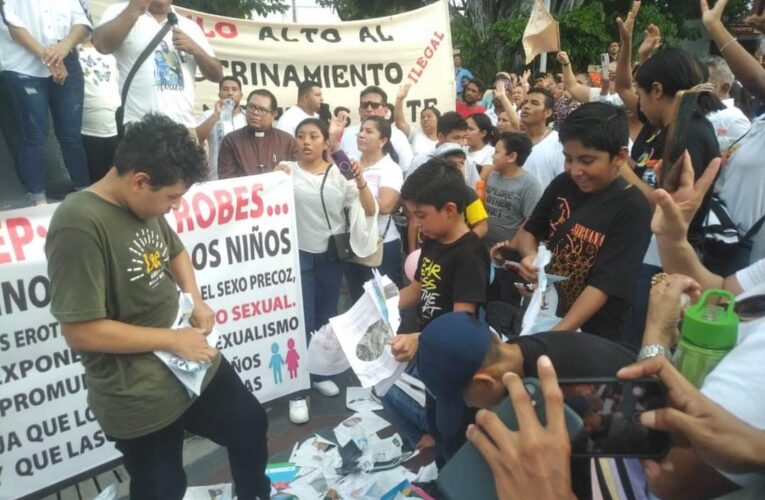  𝐩𝐚𝐝𝐫𝐞𝐬 𝐝𝐞 𝐟𝐚𝐦𝐢𝐥𝐢𝐚 𝐲 𝐫𝐞𝐥𝐢𝐠𝐢𝐨𝐬𝐨𝐬 𝐥𝐢𝐛𝐫𝐨𝐬 𝐝𝐞 𝐭𝐞𝐱𝐭𝐨 𝐟𝐫𝐞𝐧𝐭𝐞 𝐚𝐥 𝐩𝐚𝐥𝐚𝐜𝐢𝐨 𝐦𝐮𝐧𝐢𝐜𝐢𝐩𝐚𝐥 𝐝𝐞 𝐂𝐚𝐧𝐜𝐮́𝐧𝐃𝐞𝐬𝐭𝐫𝐮𝐲𝐞𝐧