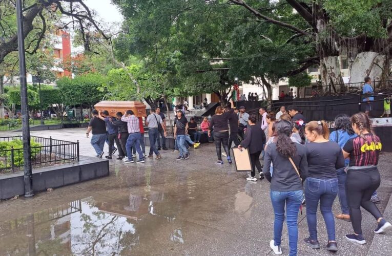 Familiares y amigos dan el último adiós a Juan Carlos Vitrago Flores, jefe de la policía asesinado en Tierra Colorada