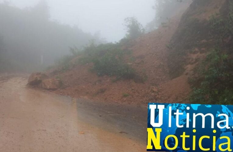 Deslaves y derrumbes en Malinaltepec.