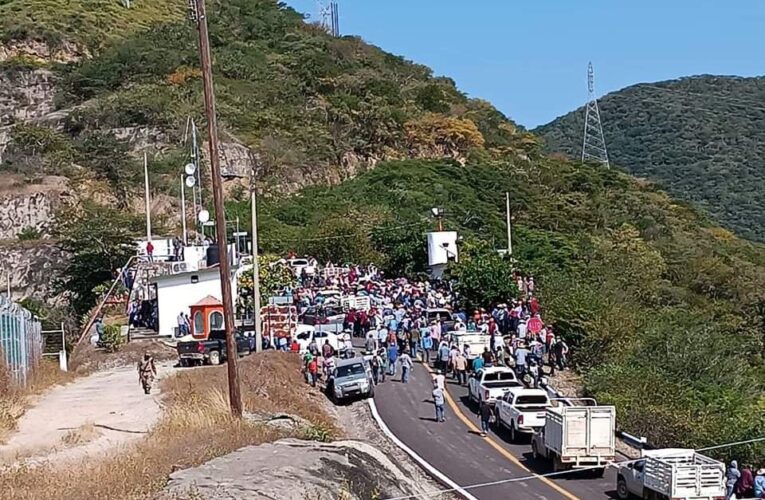 Pobladores de San Miguel Totolapan y Heliodoro Castillo, retuvieron a trabajadores de la CFE en la presa el caracol.