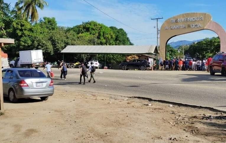 Retiran bloqueo carretero en la Costa grande, después de 12 horas.!!