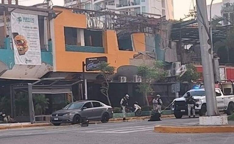 Rafagean 2 tipos en un vehículo, en la avenida Costera de Acapulco.