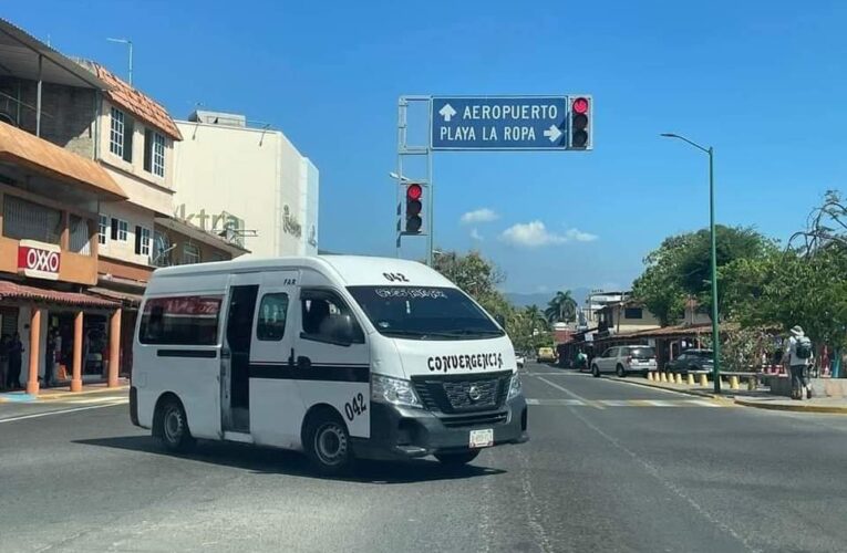 Evitan bloqueó de transportistas,  en la carretera federal Acapulco-Zihuatanejo corporaciones policíacas