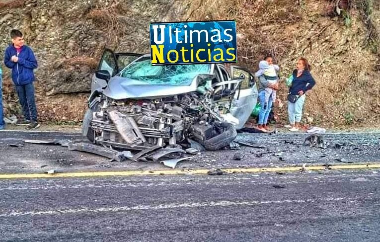 Tres heridos, fue el saldo de un aparatoso accidente, de un taxi sobre la carretera Tlapa-Puebla
