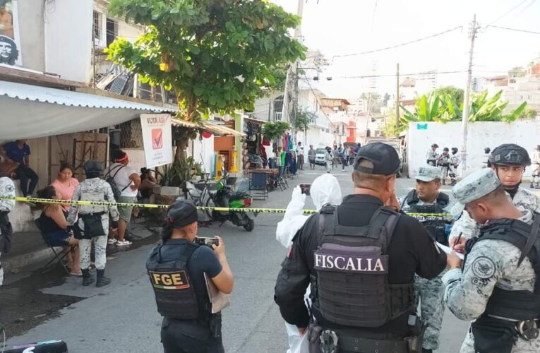 Asesinan a balazos a un hombre, en el interior de una paleteria, en Acapulco.