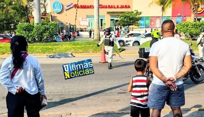 Motociclista desvive a una mujer en Acapulco.!!