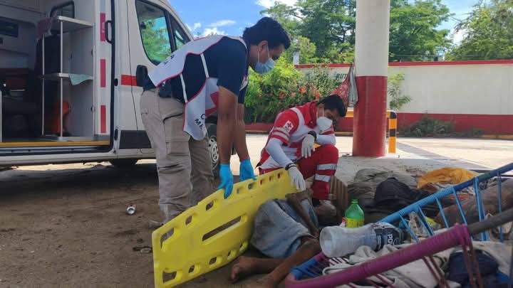 Una persona en situación de calle, es trasladada de emergencia en Renacimiento.