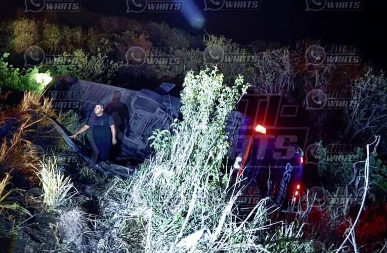 Espantosa volcadura de un camión de ADO, deja una persona sin vida y 34 lesionados.
