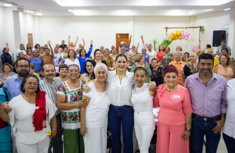 “Ustedes son el alma de Playa del Carmen”: celebra a los abuelitos la alcaldesa Estefanía Mercado.