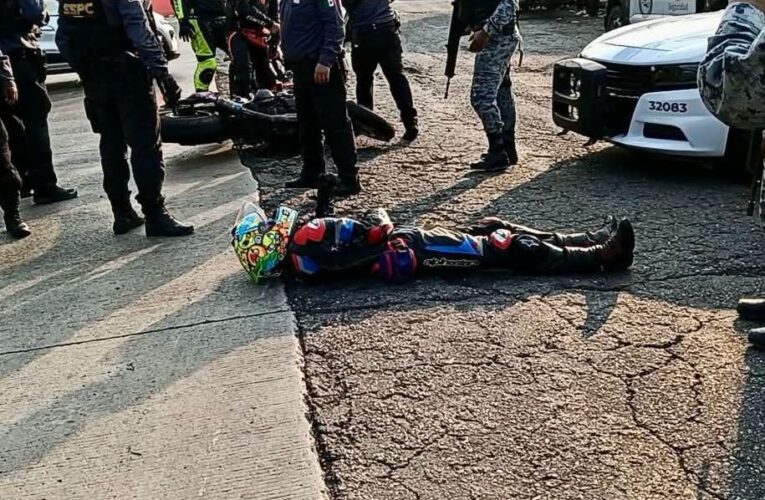Iba al Acá Moto; Motociclista intenta burlar un retén policiaco y termina derrapado.